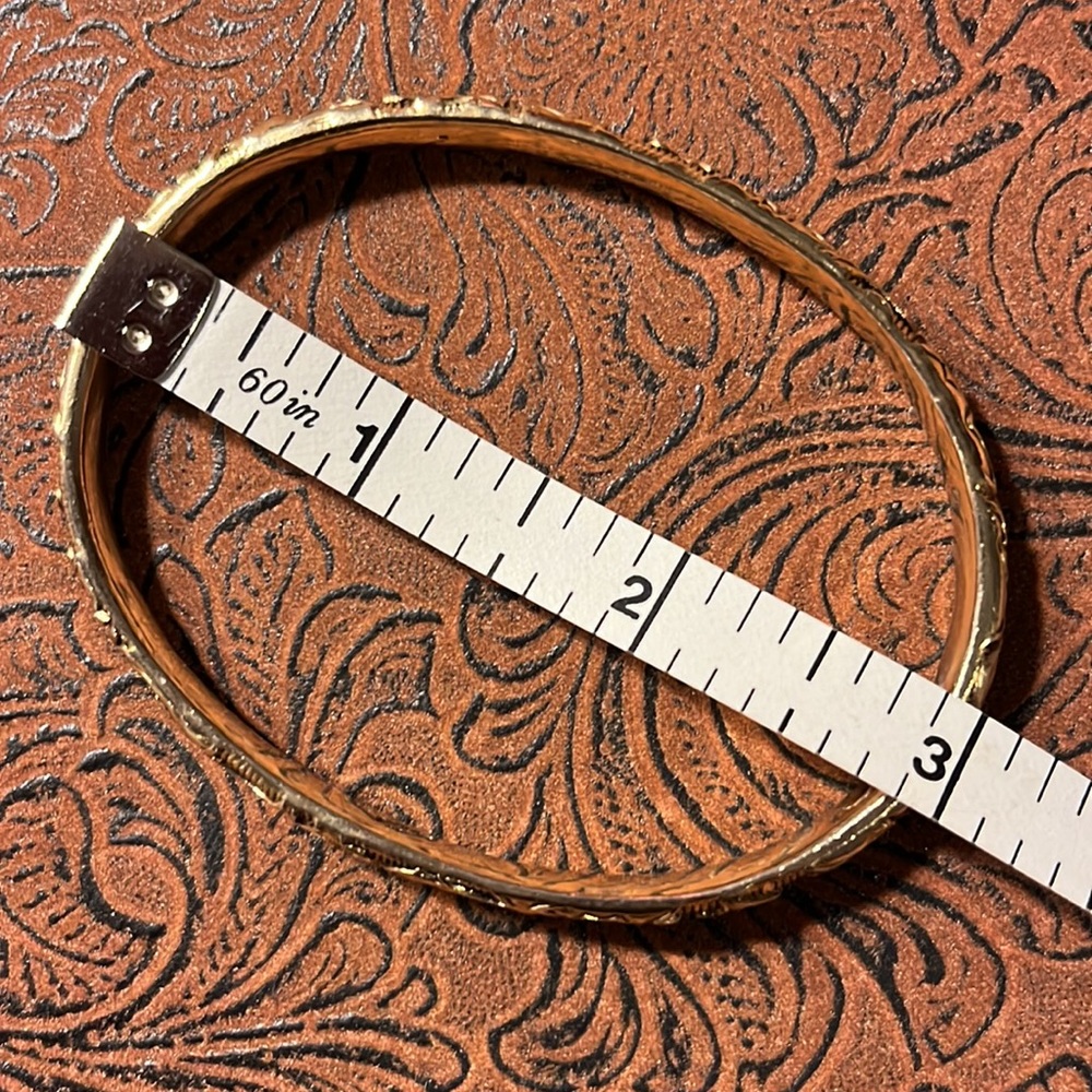 Vintage Monet Goldtone Bangle Bracelet - Picture 7 of 8